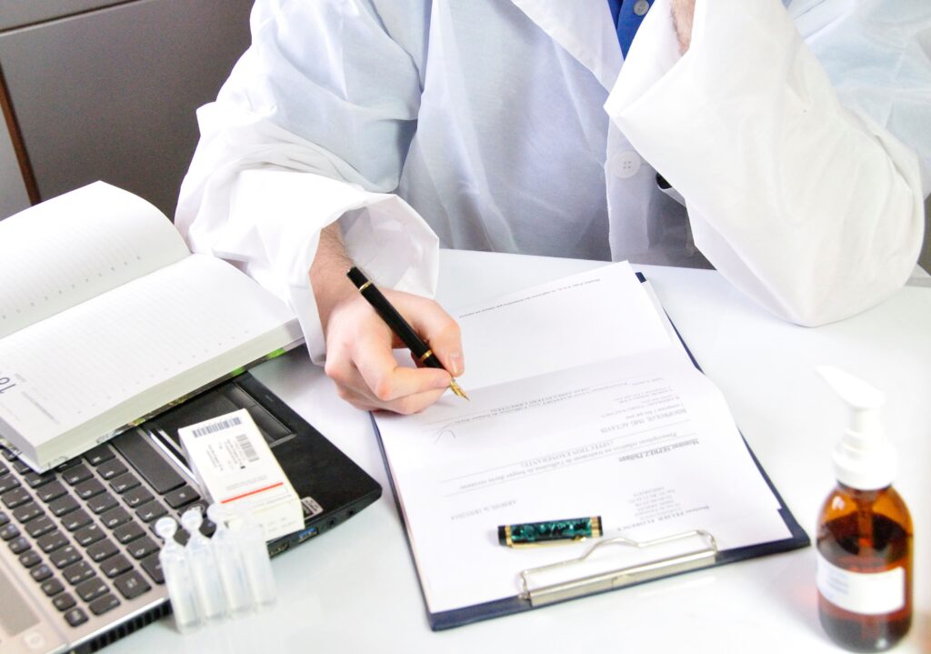 medico che scrive documenti